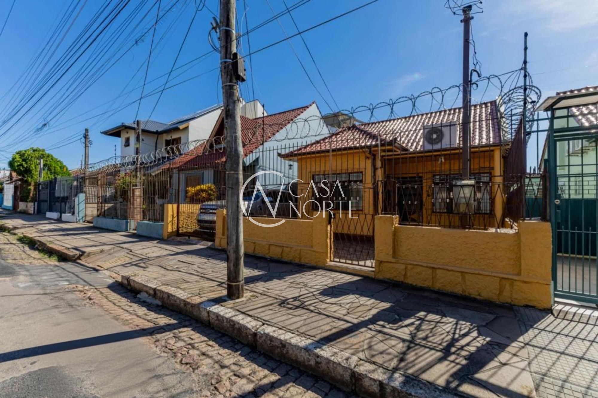 Casa à venda com 3 quartos, 116m², 2 vagas, Rua Irmão Weibert no bairro Vila João Pessoa em Porto Alegre