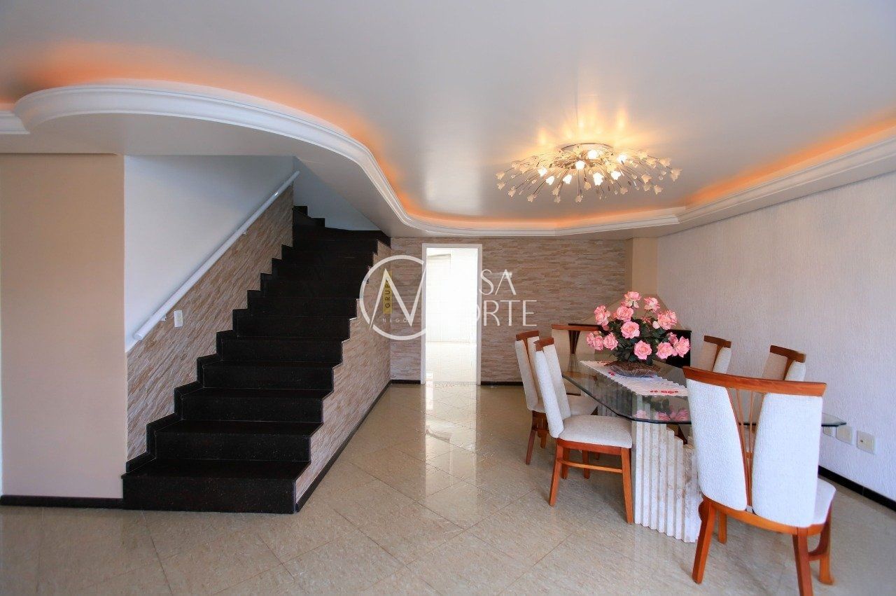 Casa à venda com 3 quartos, 263m², 1 suíte, 2 vagas, Rua Santo Expedito no bairro Parque Santa Fé em Porto Alegre