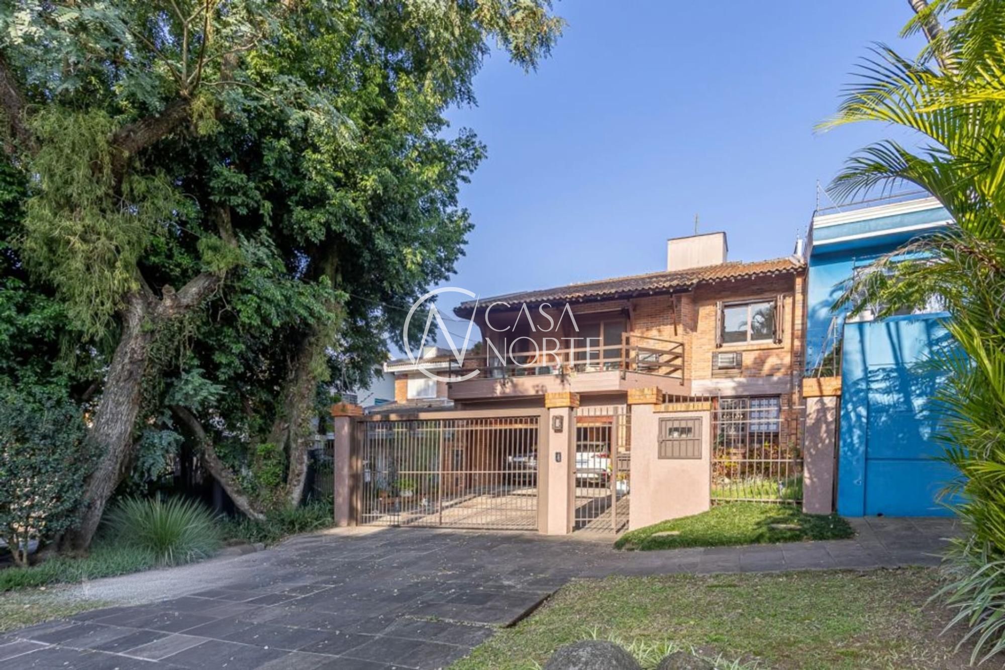 Casa à venda com 4 quartos, 300m², 1 suíte, 4 vagas, Rua Doutor Jorge Fayet no bairro Chácara das Pedras em Porto Alegre
