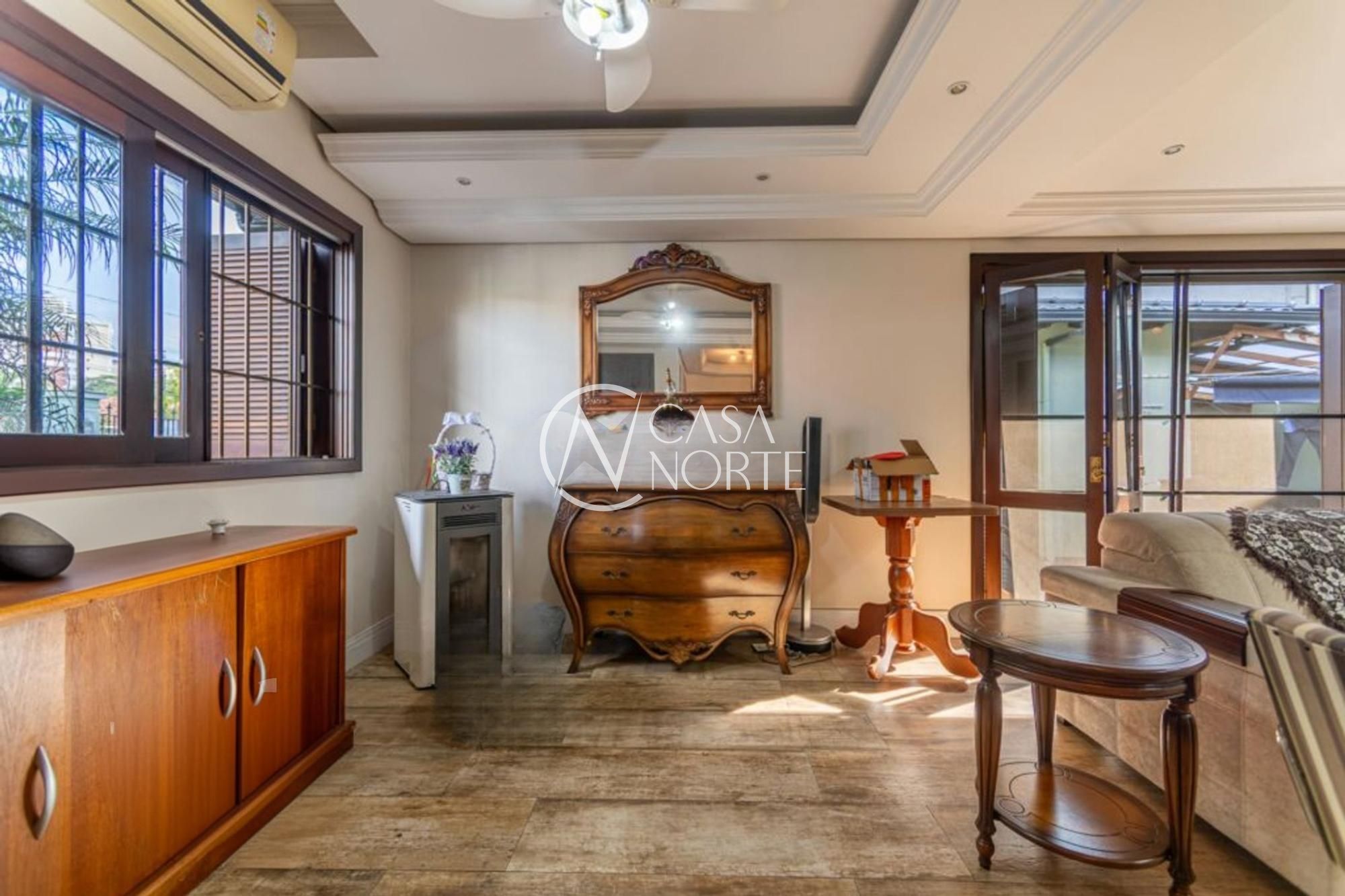 Casa à venda com 4 quartos, 450m², 1 suíte, 2 vagas, Rua Nehita Martins Ramos no bairro Sarandi em Porto Alegre