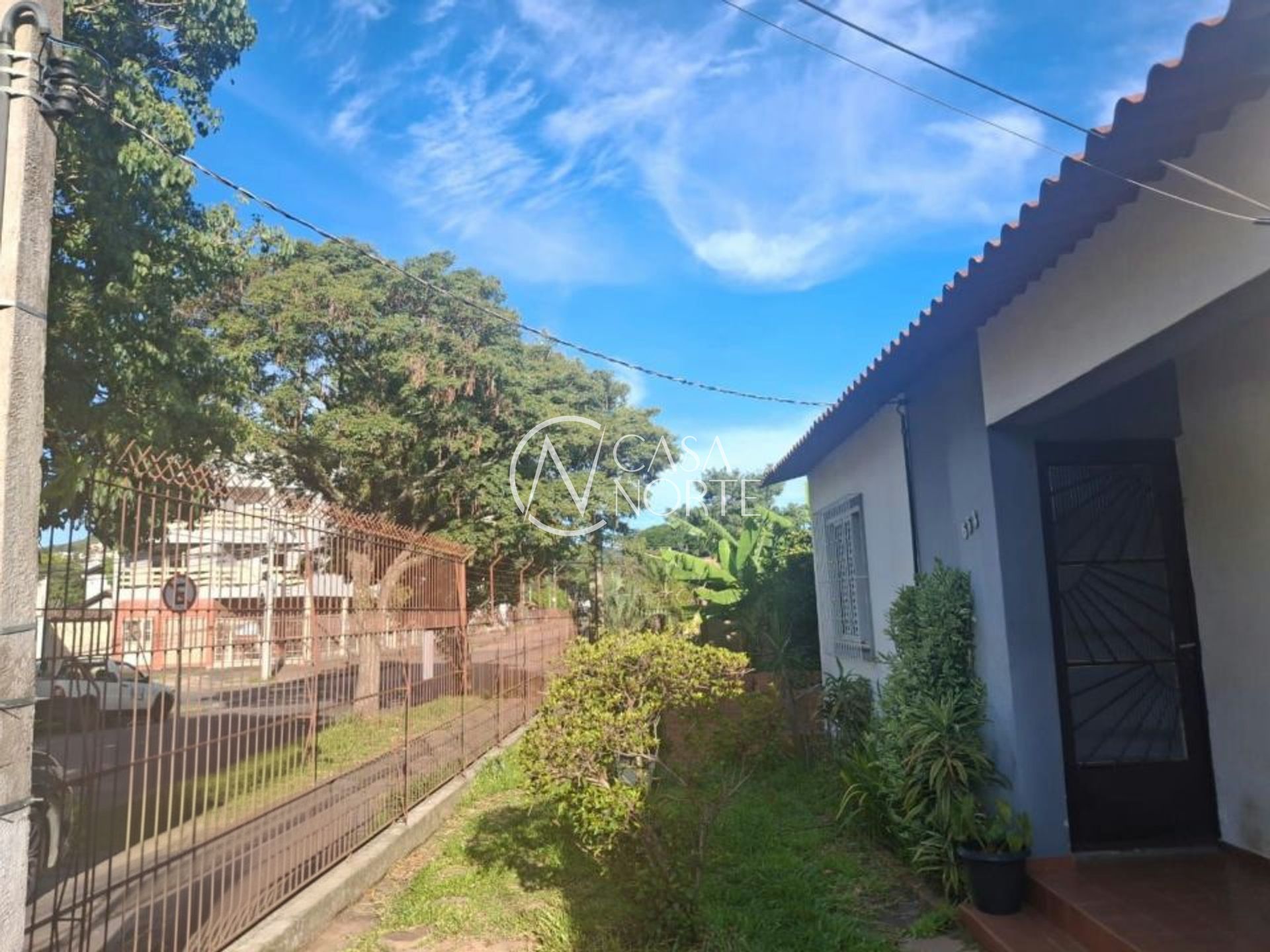 Casa à venda com 2 quartos, 90m², 3 vagas, Rua Afonso Arinos no bairro Camaquã em Porto Alegre
