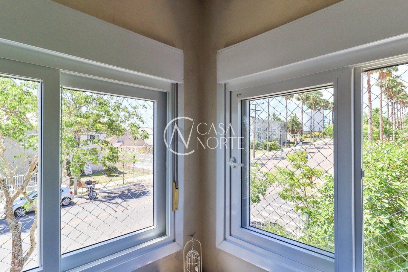 Casa à venda com 3 quartos, 191m², 1 suíte, 3 vagas, Rua Chácara das Nascentes no bairro Lomba do Pinheiro em Porto Alegre