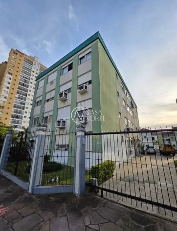 Apartamento à venda com 2 quartos, 58m², Travessa Ana César no bairro Vila Ipiranga em Porto Alegre