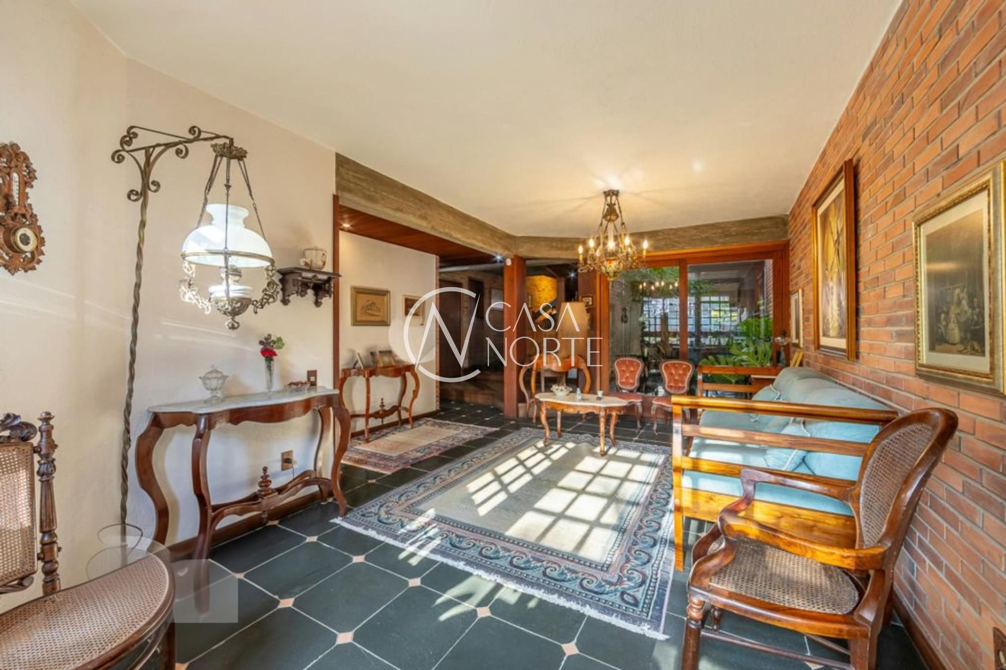 Casa à venda com 4 quartos, 300m², 1 suíte, 4 vagas, Rua Doutor Jorge Fayet no bairro Chácara das Pedras em Porto Alegre