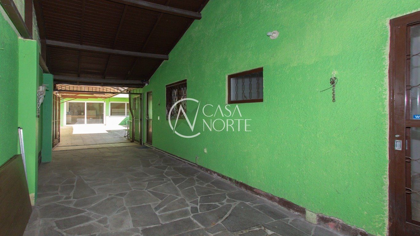 Casa à venda com 3 quartos, 264m², 1 suíte, 4 vagas, Rua Doutor Affonso Sanmartin no bairro Jardim do Salso em Porto Alegre