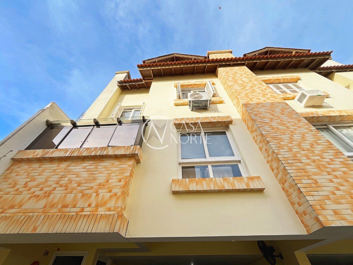 Casa de Condomínio à venda com 3 quartos, 206m², 1 suíte, 2 vagas, Rua Armando Barbedo no bairro Tristeza em Porto Alegre