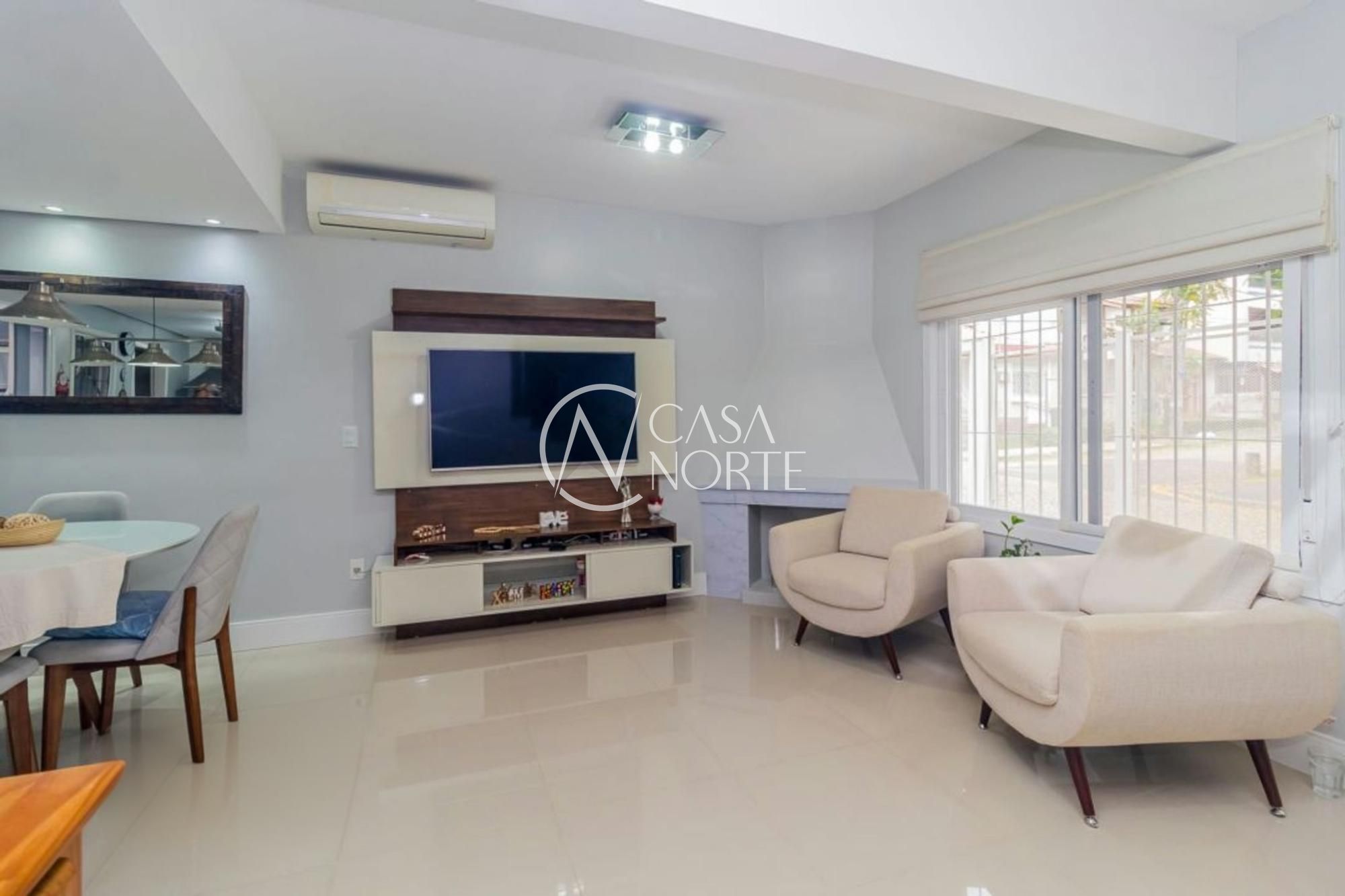 Casa à venda com 3 quartos, 131m², 1 suíte, 4 vagas, Rua das Caravelas no bairro Vila Ipiranga em Porto Alegre