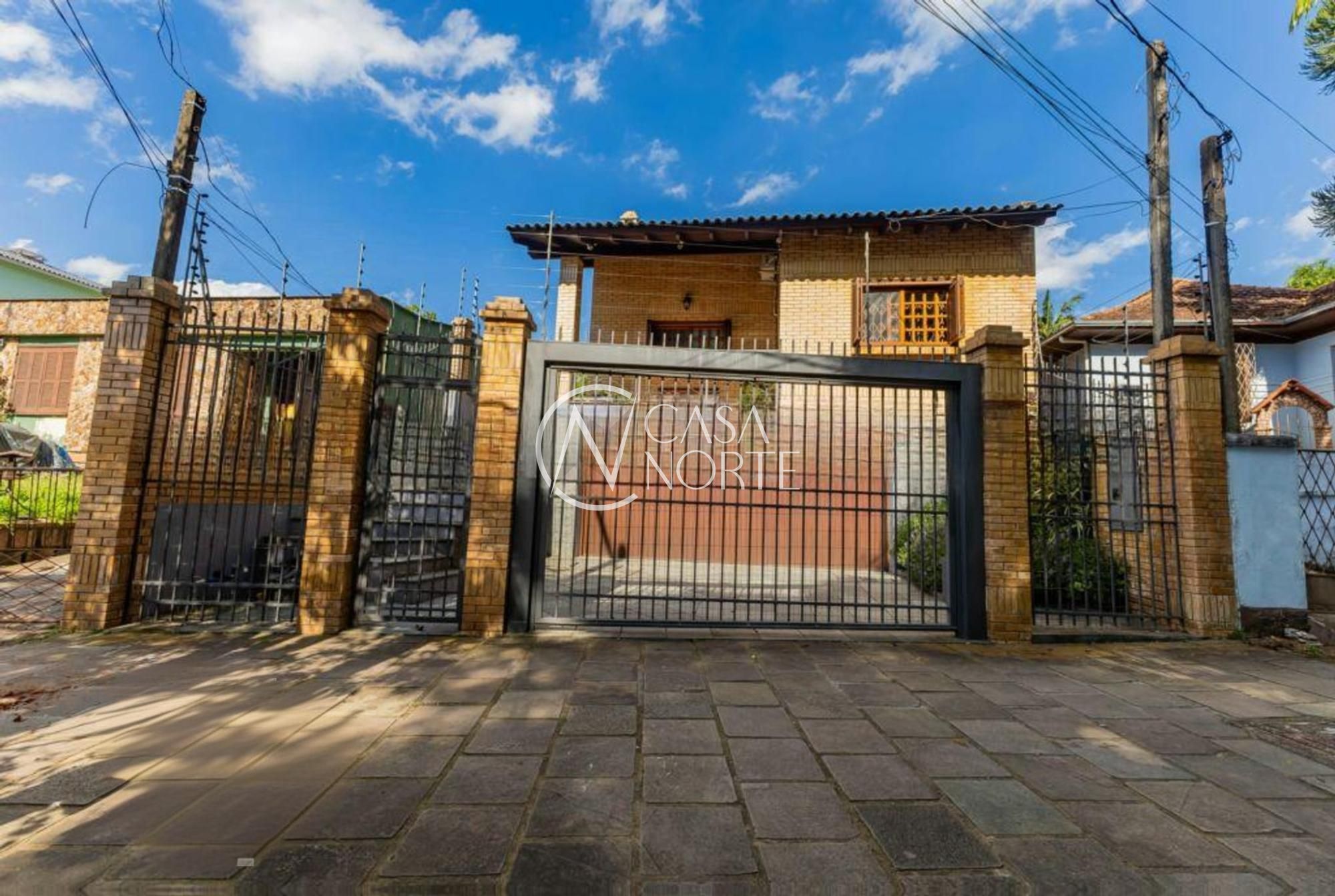 Casa à venda com 3 quartos, 1640m², 2 suítes, 3 vagas, Rua Marista no bairro Vila João Pessoa em Porto Alegre