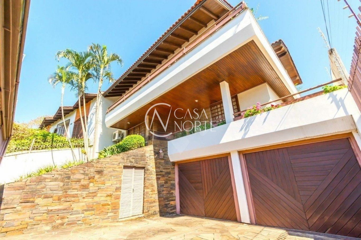 Casa à venda com 4 quartos, 338m², 1 suíte, 4 vagas, Rua Matias José Bins no bairro Três Figueiras em Porto Alegre