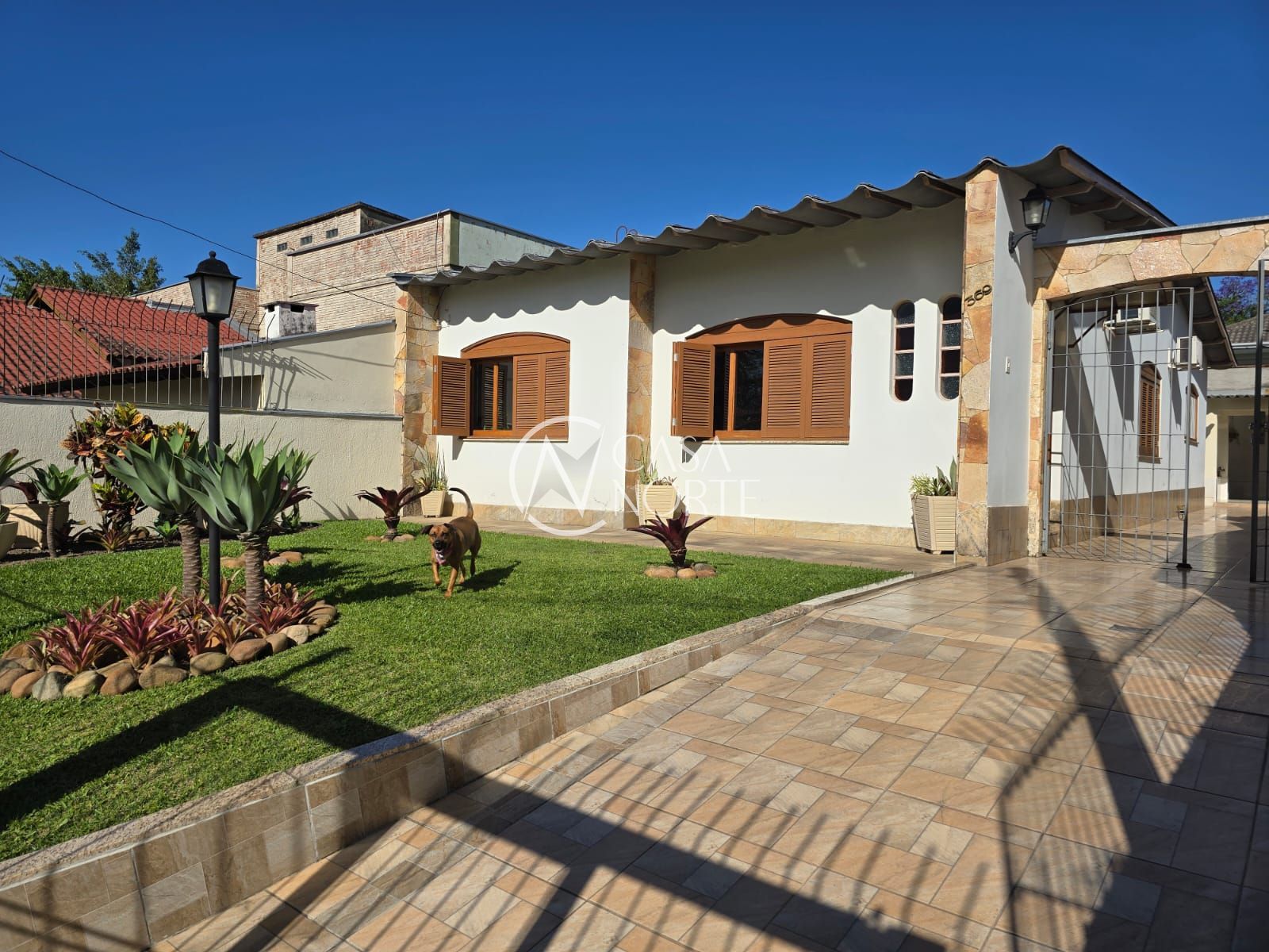 Casa à venda com 3 quartos, 145m², 4 vagas, Rua Serafim Alencastro no bairro Sarandi em Porto Alegre