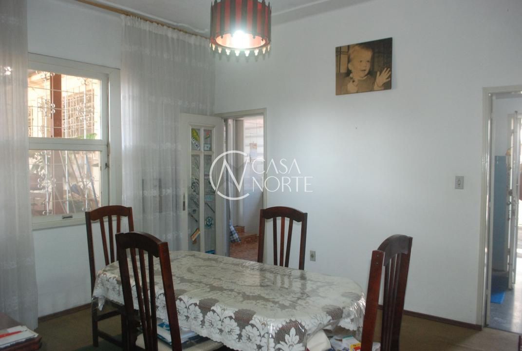 Casa à venda com 4 quartos, 230m², 4 vagas, Avenida Benno Mentz no bairro Vila Ipiranga em Porto Alegre