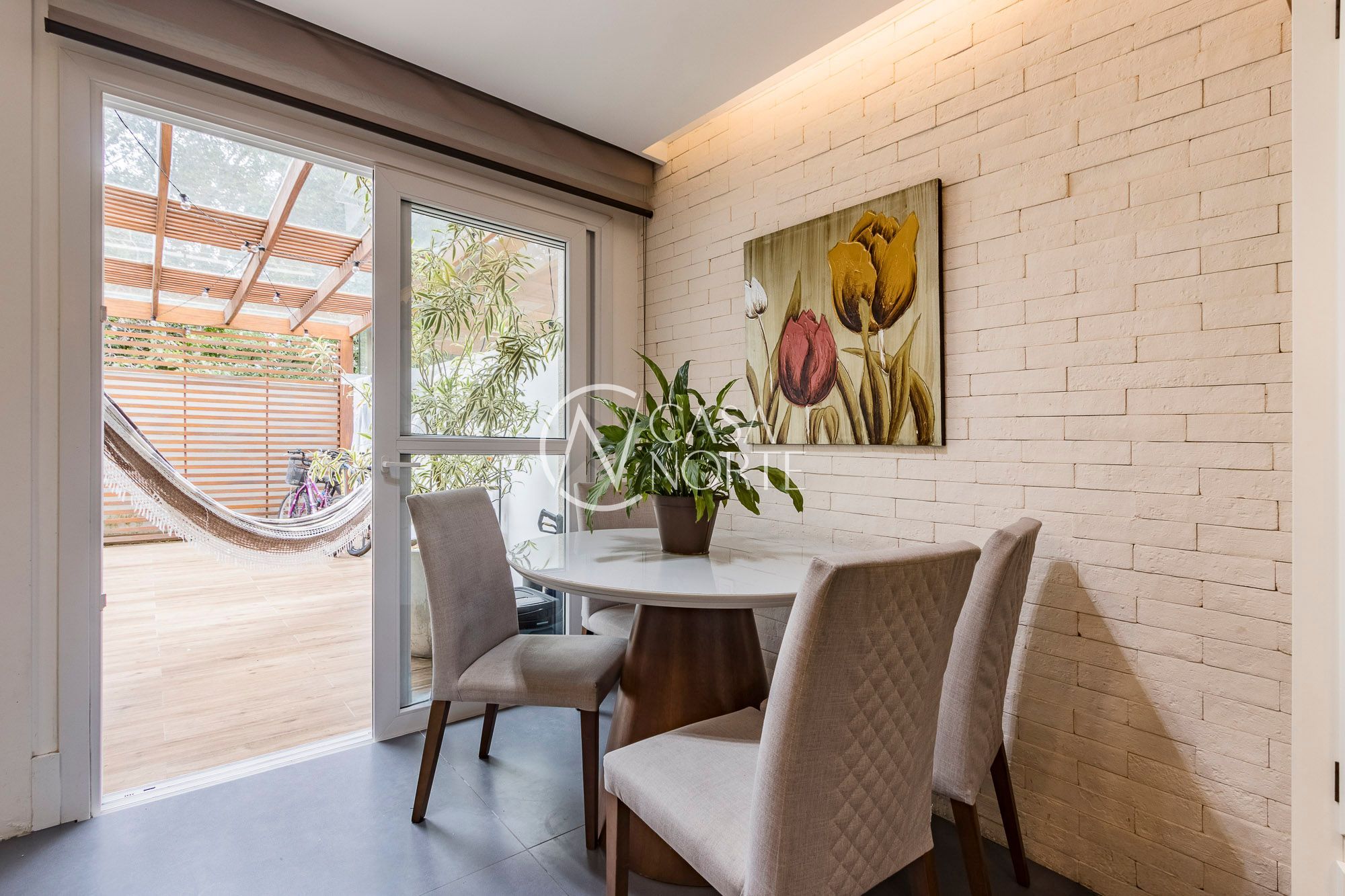 Casa de Condomínio à venda com 3 quartos, 120m², 1 suíte, 2 vagas, João Salomoni no bairro Vila Nova em Porto Alegre