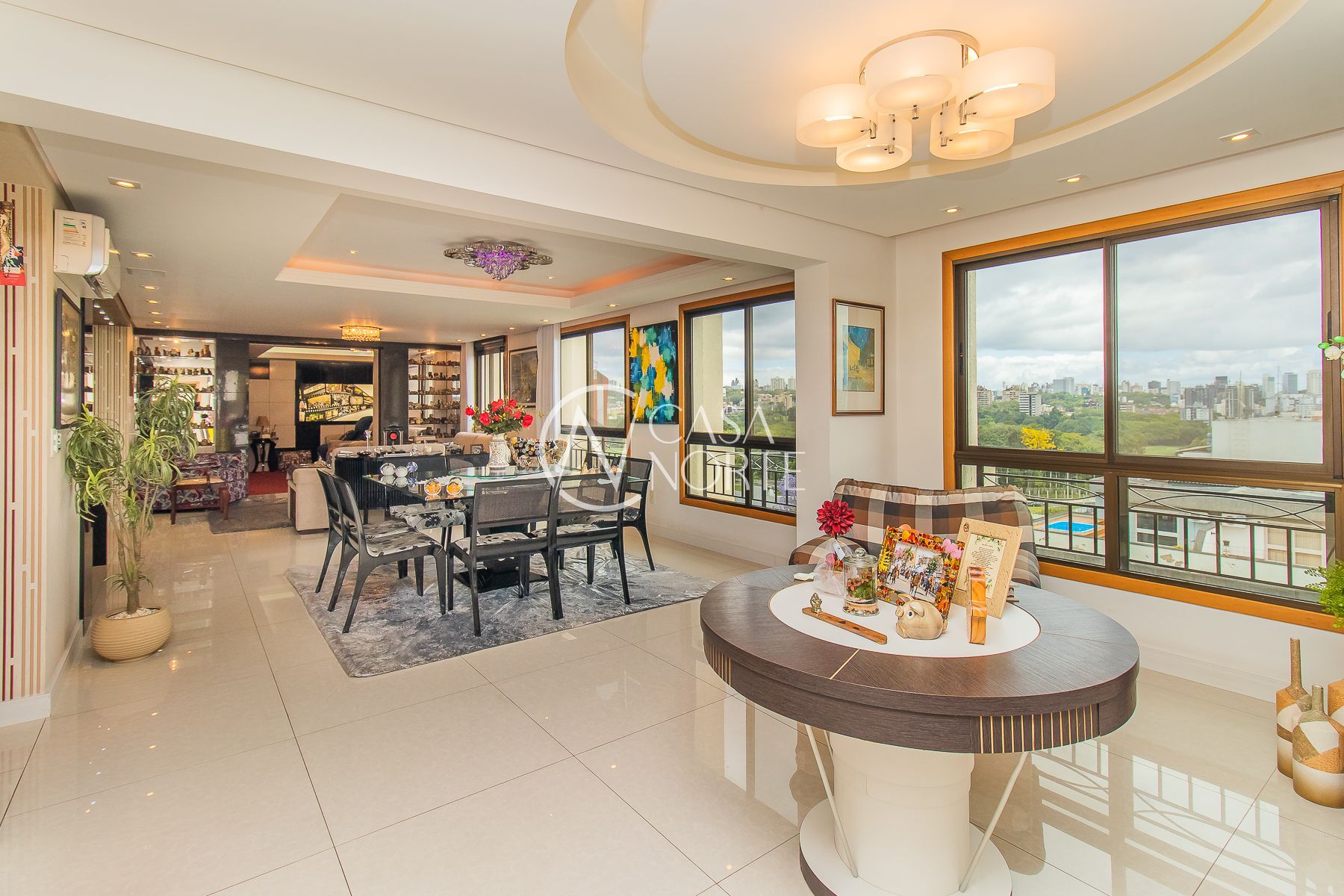 Apartamento à venda com 3 quartos, 196m², 1 suíte, 4 vagas, Rua Roque Calage no bairro Passo da Areia em Porto Alegre