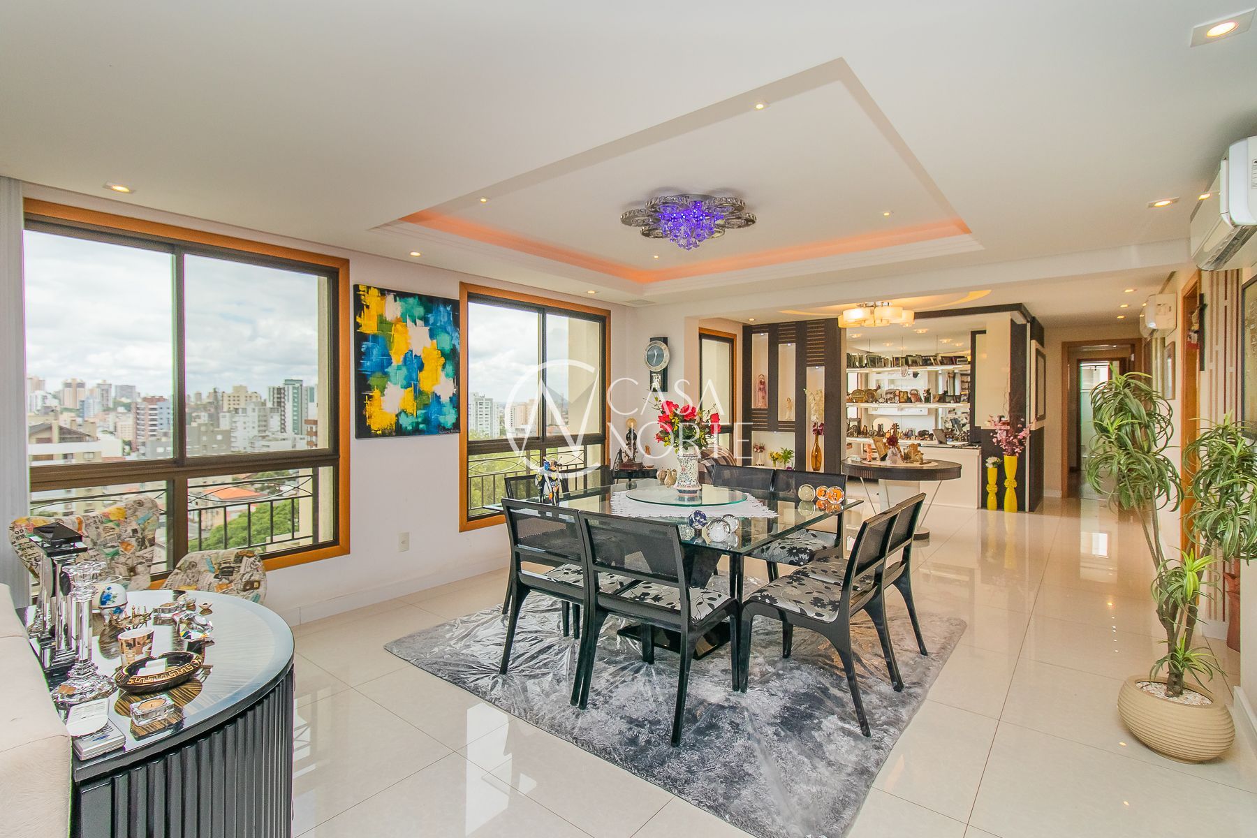 Apartamento à venda com 3 quartos, 196m², 1 suíte, 4 vagas, Rua Roque Calage no bairro Passo da Areia em Porto Alegre