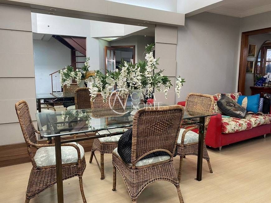 Casa à venda com 3 quartos, 205m², 2 suítes, 2 vagas, Rua Professor Bertrand Russel no bairro Vila Ipiranga em Porto Alegre