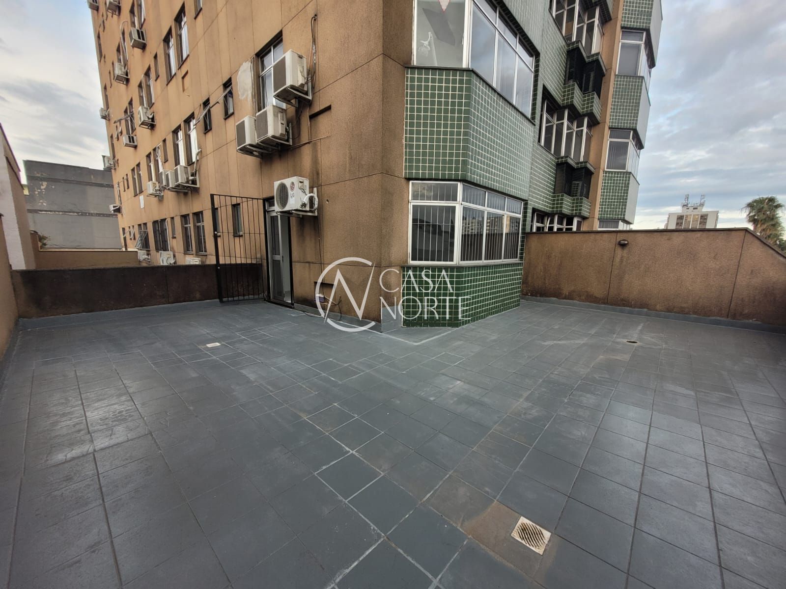 Sala Comercial à venda com 1 quarto, 95m², Avenida Assis Brasil no bairro Jardim Lindóia em Porto Alegre