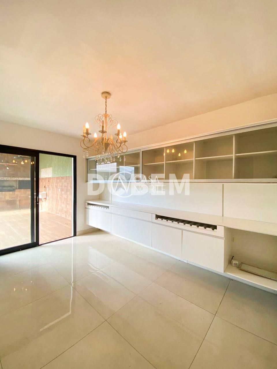 Casa de Condomínio à venda com 3 quartos, 368m², 1 suíte, 3 vagas, Rua Madre Celina Maria Azambuja no bairro Mário Quintana em Porto Alegre