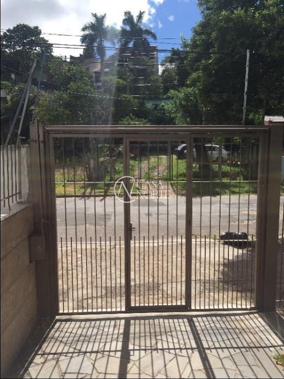 Casa à venda com 6 quartos com 288m², 2 suítes, 9 vagas, Rua Irmão Inocêncio Luís no bairro Jardim Itu Sabará em Porto Alegre