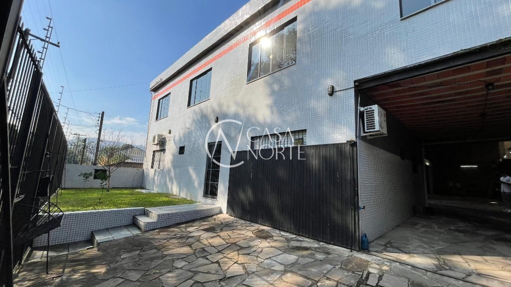 Pavilhão à venda  com 740m², Rua Doutor Fernando Ortiz Schneider no bairro Partenon em Porto Alegre