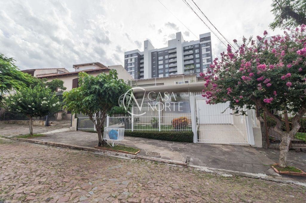 Casa à venda com 3 quartos com 300m², 1 suíte, 3 vagas, Rua Padre Alois Kades Sj no bairro Vila Ipiranga em Porto Alegre
