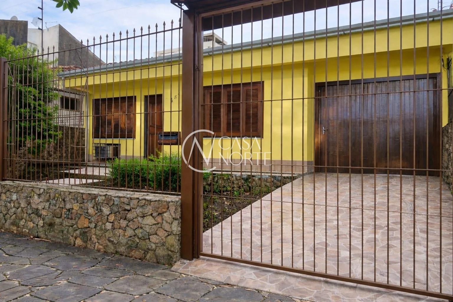 Casa à venda com 3 quartos, 111m², 1 suíte, 6 vagas, Avenida Carneiro da Fontoura no bairro Passo da Areia em Porto Alegre