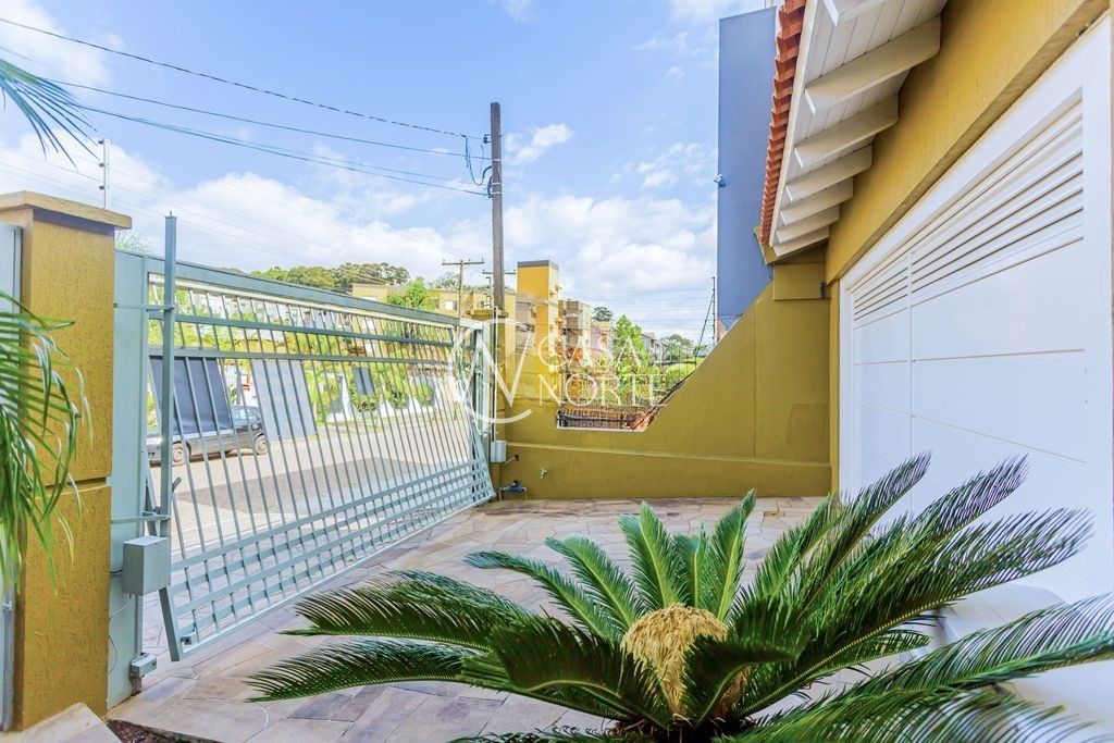 Casa à venda com 3 quartos com 328m², 3 suítes, 6 vagas, Rua Paulo Madureira Coelho no bairro Protásio Alves em Porto Alegre