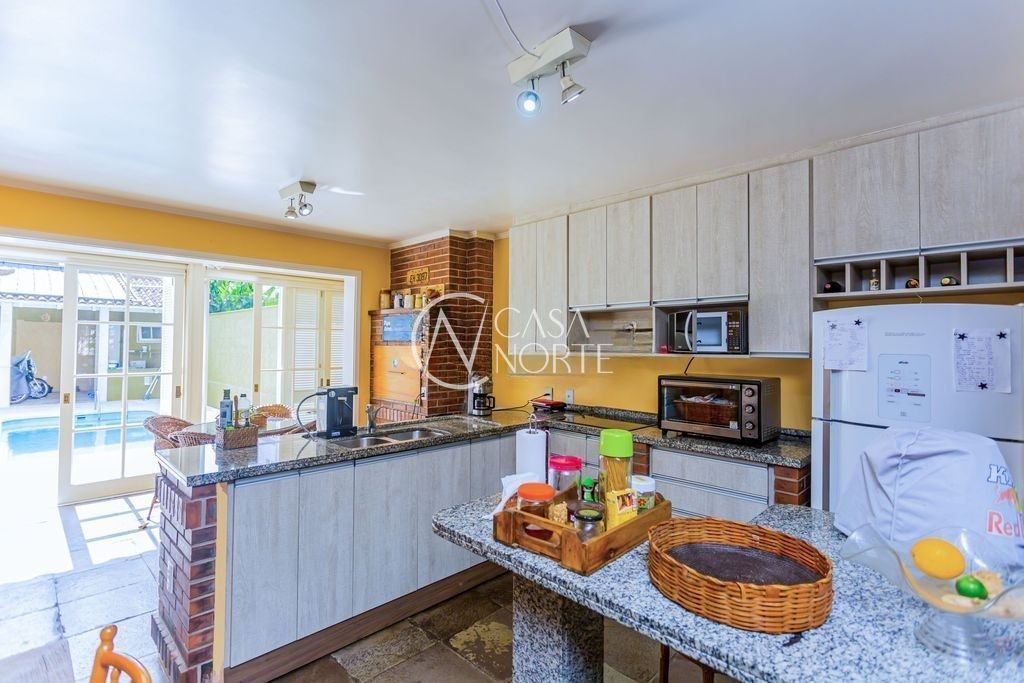 Casa à venda com 3 quartos com 328m², 3 suítes, 6 vagas, Rua Paulo Madureira Coelho no bairro Protásio Alves em Porto Alegre