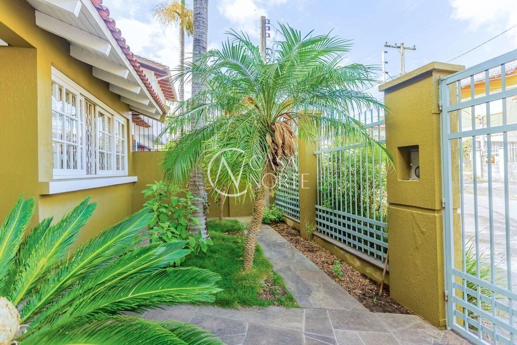 Casa à venda com 3 quartos com 328m², 3 suítes, 6 vagas, Rua Paulo Madureira Coelho no bairro Protásio Alves em Porto Alegre