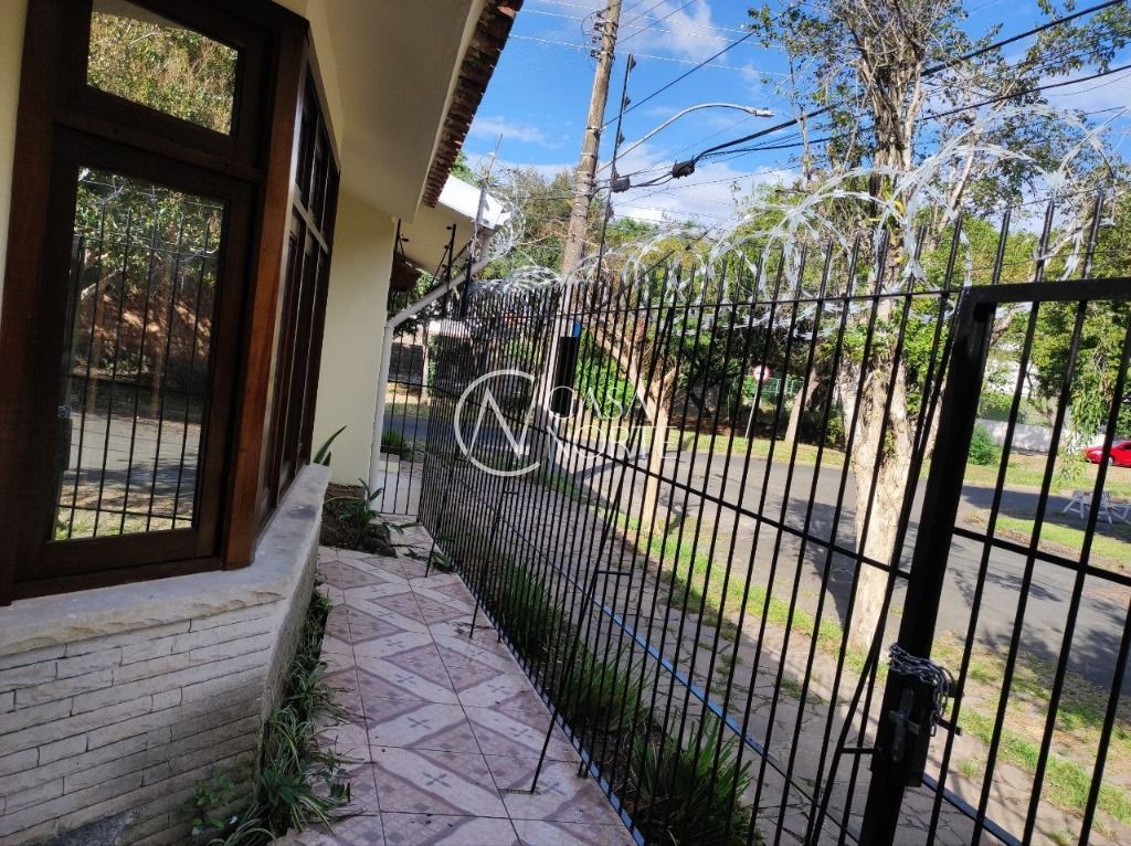 Casa à venda com 3 quartos com 300m², 2 suítes, 3 vagas, Rua Abílio Miller no bairro Jardim Itu Sabará em Porto Alegre