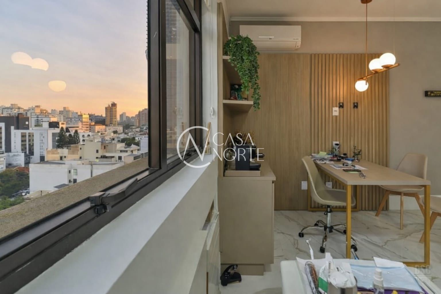 Sala Comercial à venda com 2 quartos, 62m², 1 vaga, Rua Vinte e Quatro de Outubro no bairro Moinhos de Vento em Porto Alegre