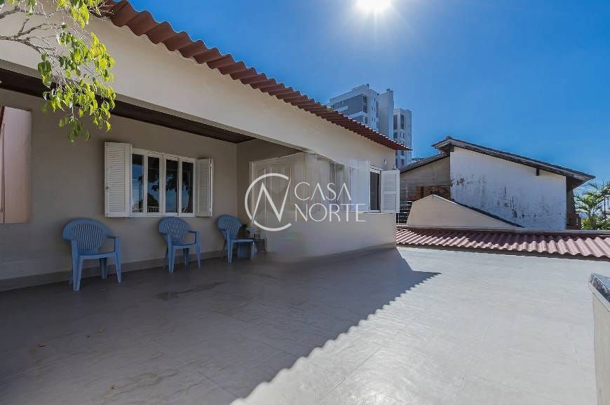 Casa à venda com 3 quartos com 300m², 1 suíte, 3 vagas, Rua Padre Alois Kades Sj no bairro Vila Ipiranga em Porto Alegre