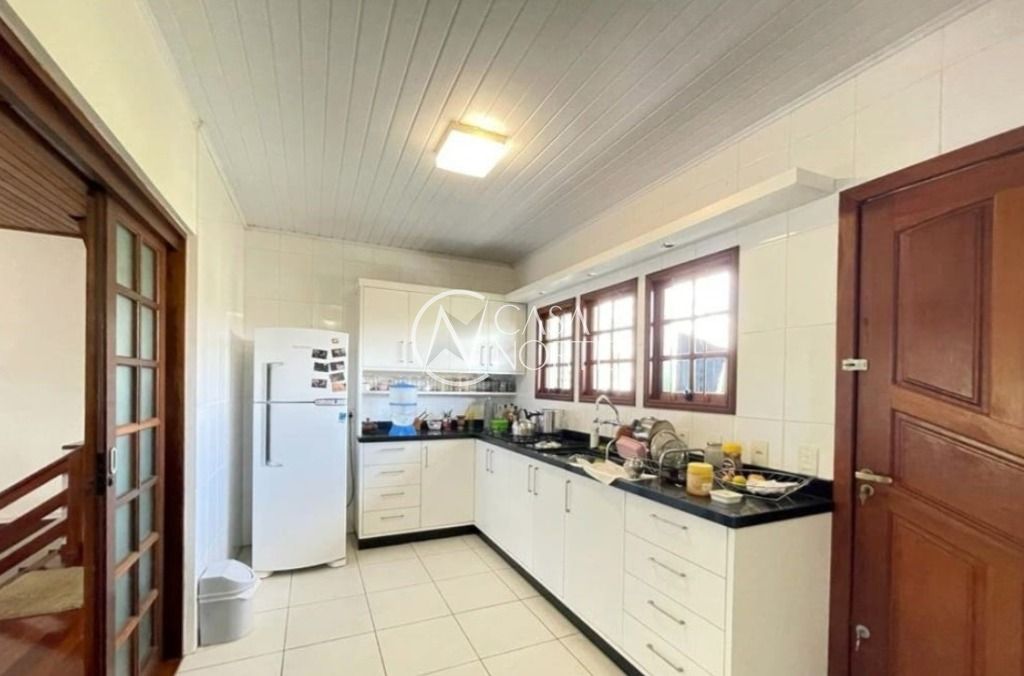 Casa à venda com 4 quartos com 300m², 1 suíte, 4 vagas, Avenida Salvador Leão no bairro Sarandi em Porto Alegre