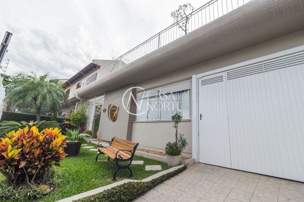 Casa à venda com 3 quartos com 300m², 1 suíte, 3 vagas, Rua Padre Alois Kades Sj no bairro Vila Ipiranga em Porto Alegre