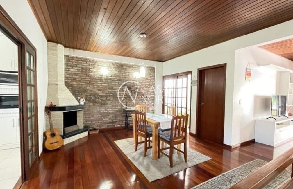 Casa à venda com 4 quartos com 300m², 1 suíte, 4 vagas, Avenida Salvador Leão no bairro Sarandi em Porto Alegre