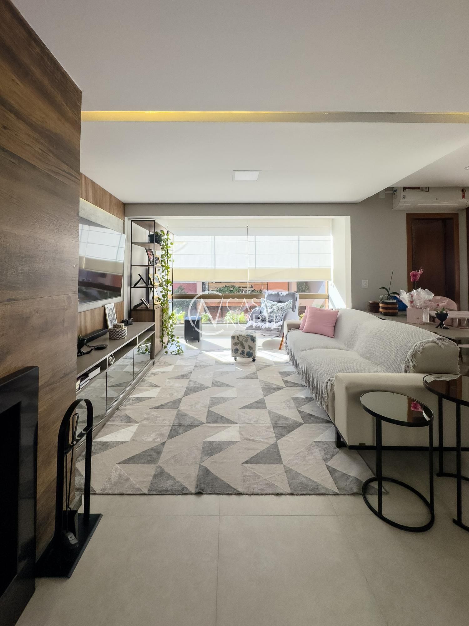 Casa de Condomínio à venda com 3 quartos, 209m², 2 suítes, 2 vagas, Rua Padre João Batista Reus no bairro Vila Conceição em Porto Alegre