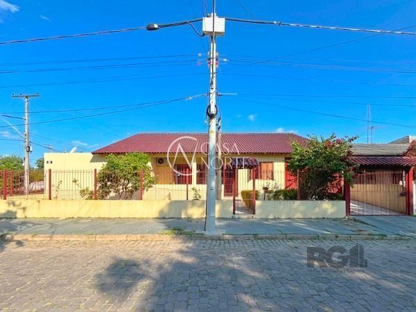 Casa à venda com 4 quartos, 200m², 4 vagas, Rua Wenceslau Fontoura no bairro Restinga em Porto Alegre