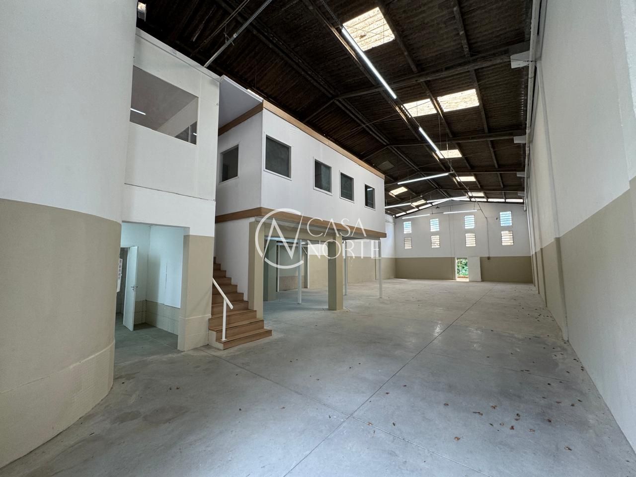 Pavilhão à venda com 6 quartos, 500m², 4 vagas, Estrada Aracaju no bairro Vila Nova em Porto Alegre