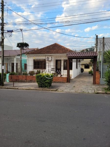 Casa à venda com 6 quartos, 244m², 1 suíte, 2 vagas, Rua Ibiruba no bairro Cavalhada em Porto Alegre