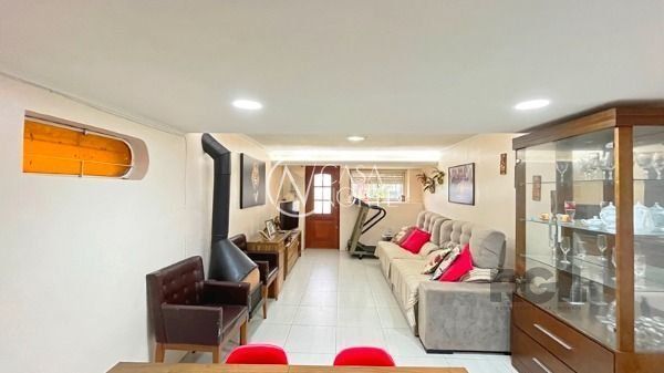 Casa à venda com 4 quartos, 240m², 3 vagas, Rua Taveira Junior no bairro Nonoai em Porto Alegre