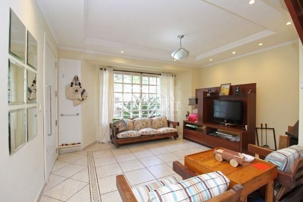 Casa à venda com 3 quartos, 154m², 1 suíte, 4 vagas, Rua Pasteur no bairro Ipanema em Porto Alegre