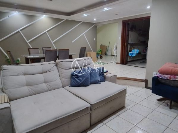 Casa à venda com 4 quartos, 550m², 1 suíte, 2 vagas, Estrada Aracaju no bairro Vila Nova em Porto Alegre