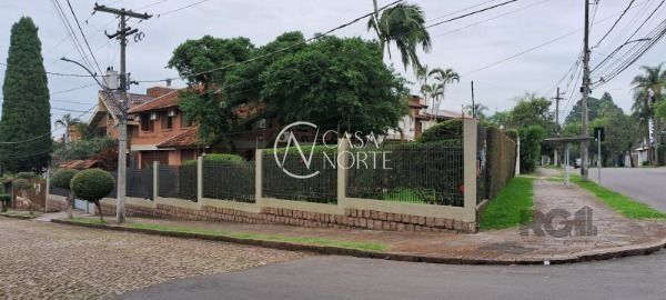 Casa à venda com 3 quartos, 228m², 1 suíte, 4 vagas, Rua Leme no bairro Ipanema em Porto Alegre