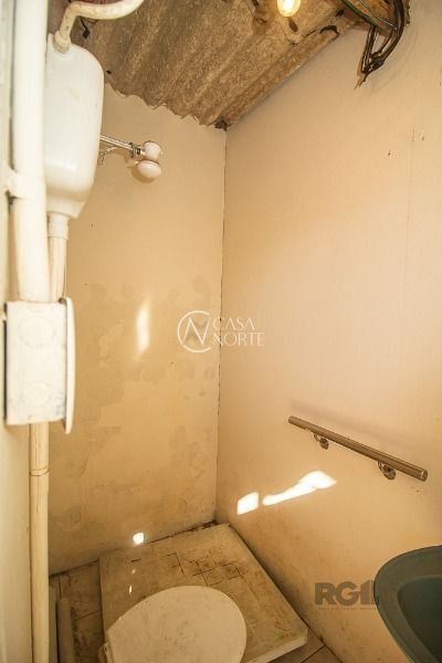 Casa à venda com 6 quartos, 248m², 1 suíte, 7 vagas, Beco Pedro Rodrigues Bittencourt no bairro Vila Nova em Porto Alegre