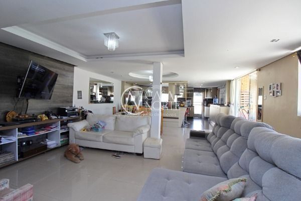 Casa à venda com 4 quartos, 220m², 2 suítes, 5 vagas, Rua Ary Veiga Sanhudo no bairro Vila Nova em Porto Alegre