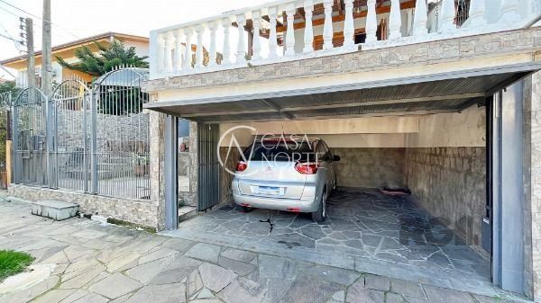Sobrado à venda com 3 quartos, 290m², 1 suíte, 2 vagas, Rua Delfina Fusquini Sirianni no bairro Vila Nova em Porto Alegre