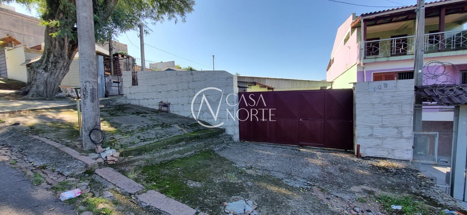 Casa à venda com 3 quartos, 400m², 2 suítes, 6 vagas, Rua Martim Minaberry no bairro Partenon em Porto Alegre