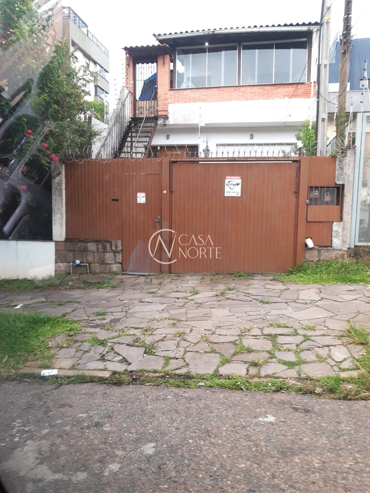 Casa à venda com 3 quartos, 200m², 2 vagas, Rua Barão do Guaíba no bairro Menino Deus em Porto Alegre