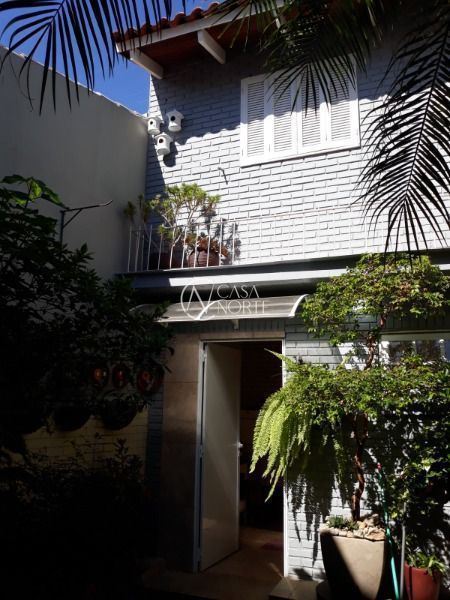 Sobrado à venda com 3 quartos, 140m², 1 suíte, 2 vagas, Rua James Bocacio no bairro Hípica em Porto Alegre