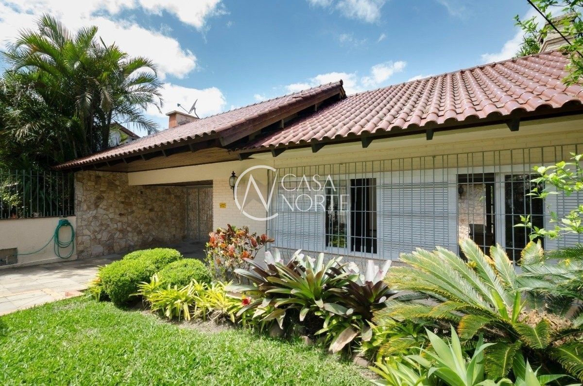 Casa à venda com 4 quartos, 272m², 1 suíte, 6 vagas, Rua Goitacaz no bairro Vila Assunção em Porto Alegre