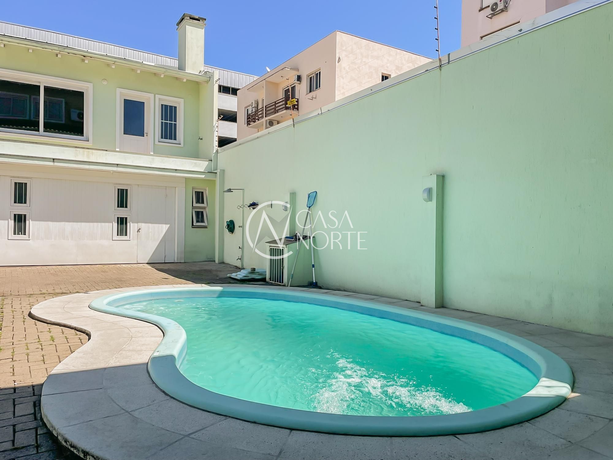 Casa à venda com 3 quartos, 320m², 3 suítes, 3 vagas, Rua Folha da Tarde no bairro Cristal em Porto Alegre